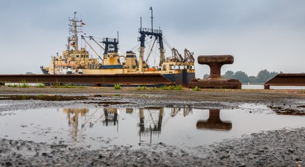 Frachtschiff mit Spiegelung am Boden