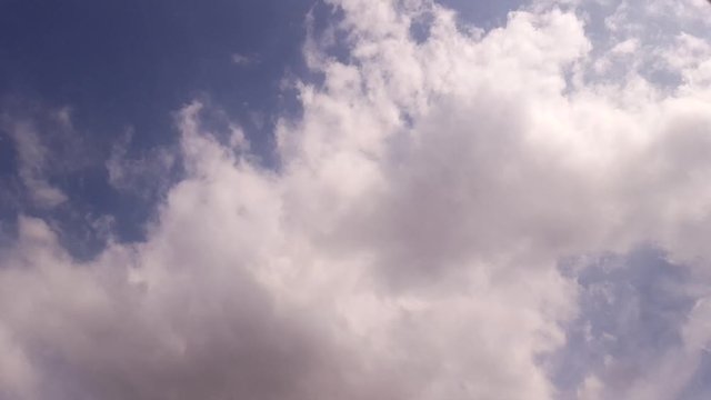 Zomerse dag wolken vliegen over je heen