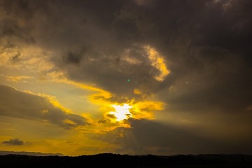 嵐の前に夕焼け