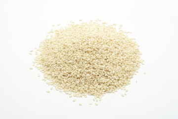 Sésamo blanco crudo sobre fondo blanco
