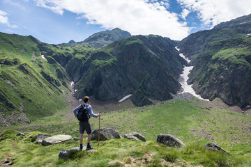 Fototapeta premium Randonneur dans les Pyrénées, Luchon