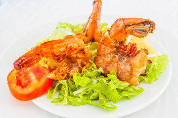 gambas sautées sur lit de salade verte 