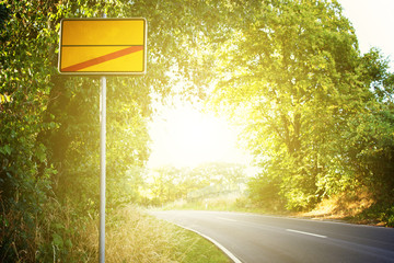 Ortsausgang Schild Straße Bäume