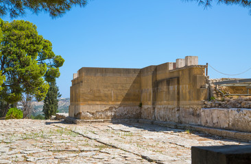 Fototapeta na wymiar Greece, Crete. Knossos ruins, ceremonial and political centre of the tsar Minos. Archaeological site connected with legends of Daedalus, Minotaur, Ariadne and Icarus 
