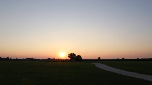 Sonnenuntergang Zeitrafferaufnahme Deutschland auf dem Feld