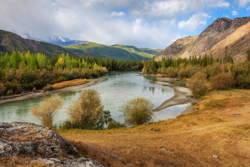 Fototapeta premium Autumn on the river Chuya