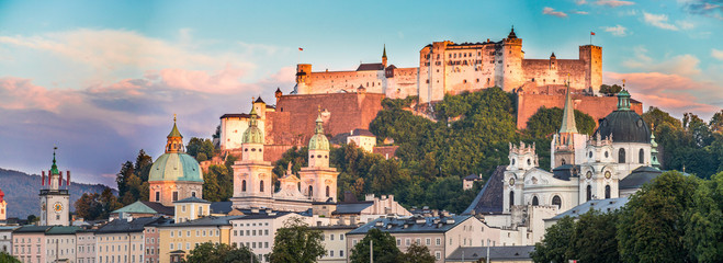 Fototapeta premium Salzburg stare miasto z twierdzą Hohensalzburg latem, poświata, panorama