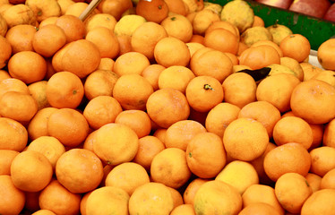 A lot of citrus or Orange in the market for make Orange juice.