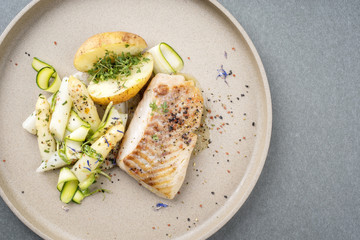 Modern Style deutsches Barsch Fillet Steak mit weissen Spargel Spitzen und Kartoffel als Draufsicht...