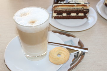 Kaffee und Kuchen genießen