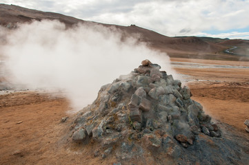 Fumarolas de enxofre fumegante em Hverir, no sistema vulcânico de Krafla, na Islândia