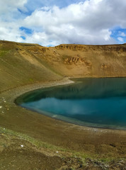 Lagoa azul na cratera do vulcão Víti, com mais de 300 metros de diâmetro, na Islândia