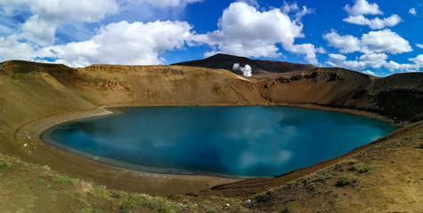 Lagoa azul na cratera do vulcão Víti, com mais de 300 metros de diâmetro, na Islândia