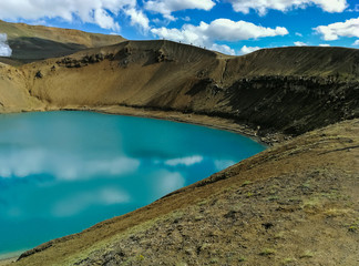 Lagoa azul na cratera do vulcão Víti, com mais de 300 metros de diâmetro, na Islândia