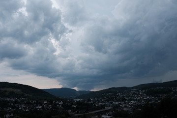 Obraz premium Siegen-Niederschelden unter Wolken Himmel