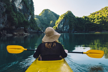 Kayak fahren in der Halong Bucht - Norden von Vietnam
