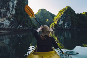 Kayak fahren in der Halong Bucht - Norden von Vietnam - obrazy, fototapety, plakaty