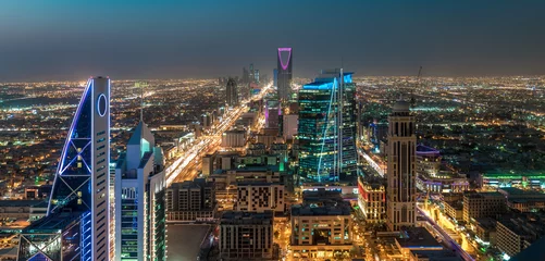Foto op Plexiglas Saudi Arabia Riyadh landscape at night - Riyadh Tower Kingdom Centre - Kingdom Tower – Riyadh Skyline - Burj Al-Mamlaka – AlMamlakah – Riyadh at night © wajdram