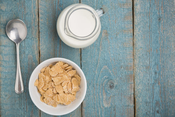Cornflake cereals in a white bowl