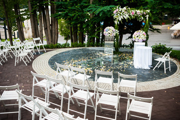 Beautiful wedding flowers arch