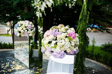 Fototapeta na wymiar Beautiful wedding flowers arch