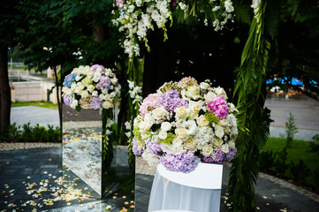 Beautiful wedding flowers arch