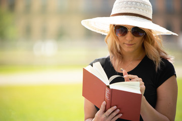 Frau liest ein Buch