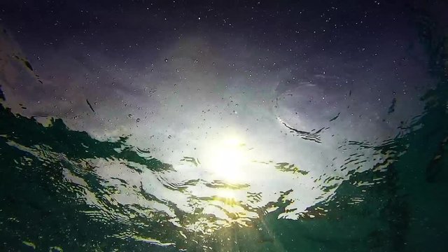 riflessi di luce sott'acqua