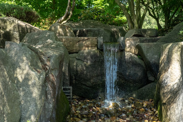 Fototapeta na wymiar Wasserfall in Planten un Blomen