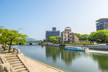 青空の広島平和記念公園