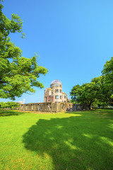 青空の広島平和記念公園
