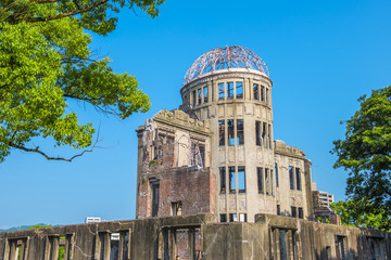 青空の広島平和記念公園