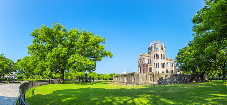 青空の広島平和記念公園