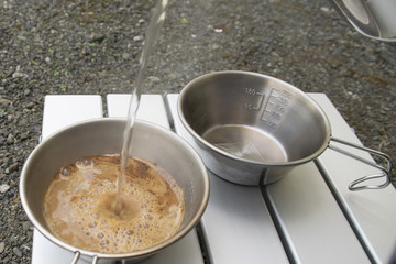 コーヒーを注ぐ
