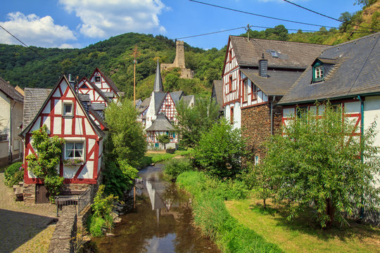 Eifeldorf Monreal mit Fachwerkh&auml;usern, Deutschland