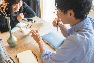 カフェ　勉強　カップル　スマートフォン　
Cafe Study Couple Smartphone