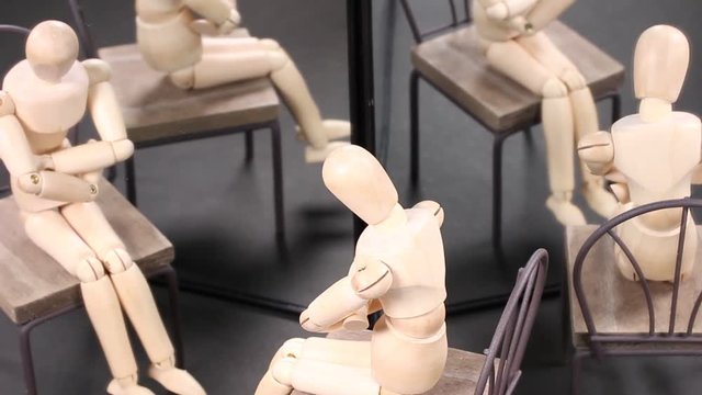 鏡に映る人形