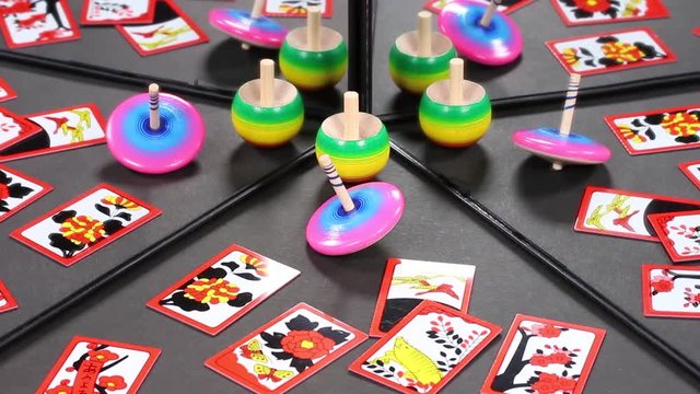 鏡に映る独楽と花札