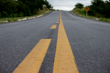 Fototapeta premium Estrada de asfalto e horizonte infinito