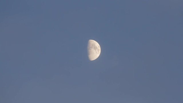  Luna creciente en cielo azul, de día 