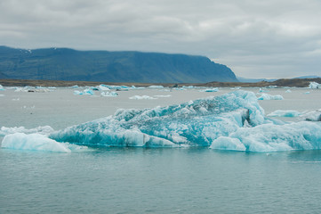 Icebergs em Jökulsárlón, um lago glaciar na Islândia