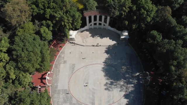 Reveal type clip of Mexico City´s skyline while hovering over Foro Lindbergh in Parque México located in La Condesa neighborhood.