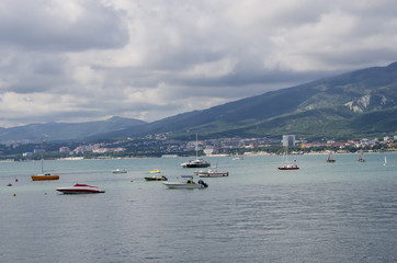 Obraz premium Pleasure boats in the sea in the background of mountains.