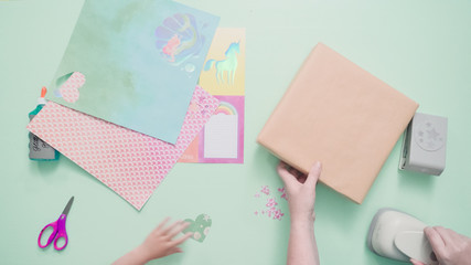 Wrapping kids present © arinahabich