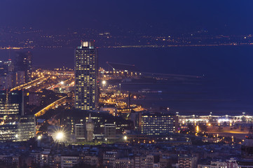 Obraz premium Barcelona cityscape at night, marina port view