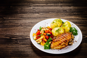 Grilled chicken fillet and vegetables