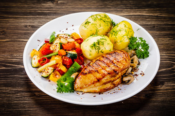 Grilled chicken fillet and vegetables