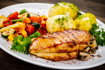 Grilled chicken fillet and vegetables