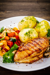 Grilled chicken fillet and vegetables