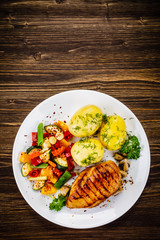 Grilled chicken fillet and vegetables